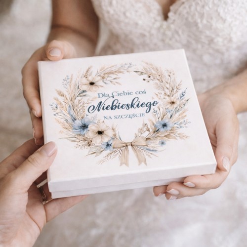 Pudełko prezentowe z podwiązką. Coś niebieskiego na szczęście.