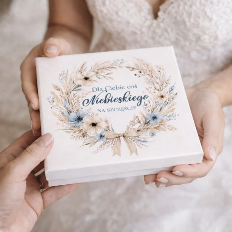 Pudełko prezentowe z podwiązką. Coś niebieskiego na szczęście.