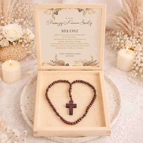 Pudełko drewniane z różańcem na prezent komunijny.