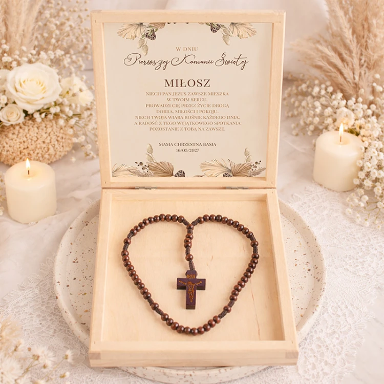 Pudełko drewniane z różańcem na prezent komunijny.