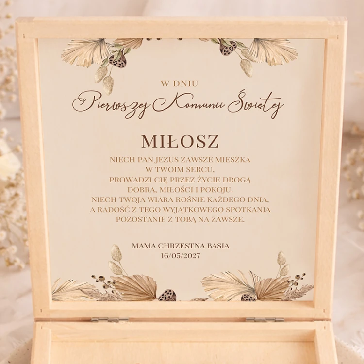 Drewniane pudełko z dedykacją na Komunię.