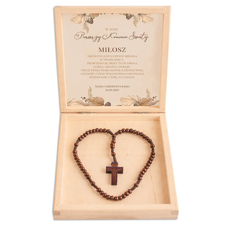 Pudełko drewniane z różańcem na prezent komunijny.