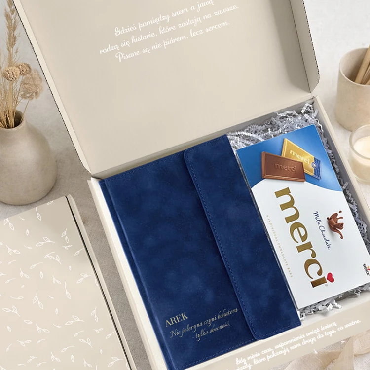 Personalizowany zestaw dla świadka z notesem welurowym. Eleganckie podziękowanie ślubne.