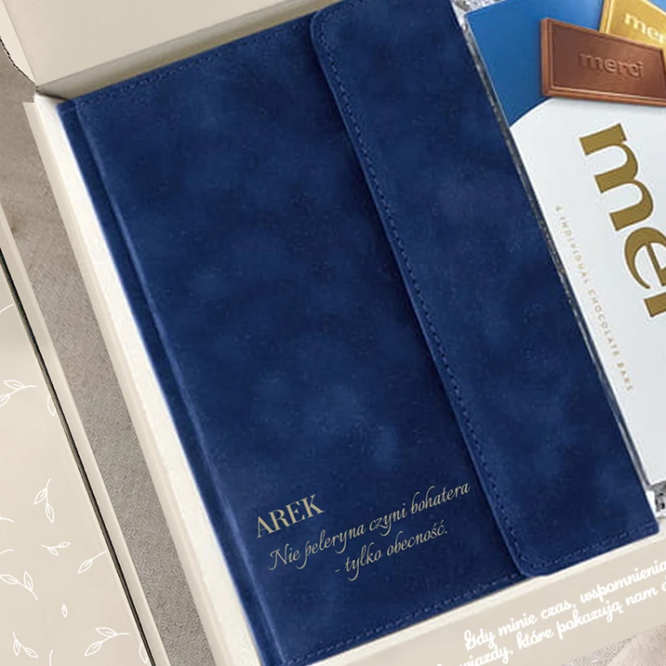 Elegancki notes welurowy z grawerem dla świadka.