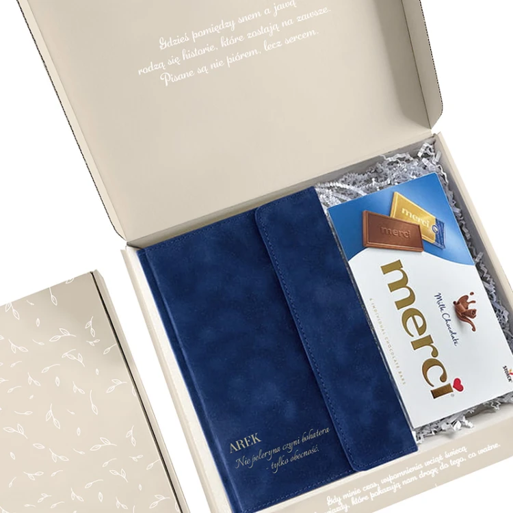Stylowe podziękowanie ślubne dla świadka. W pudełku czekolada Merci oraz welurowy notatnik.