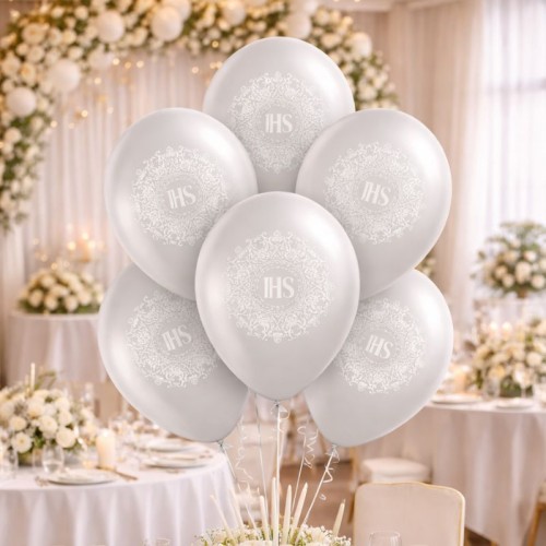 Srebrne balony z motywem koronki i symbolem ihs do dekoracji sali na Komunię.