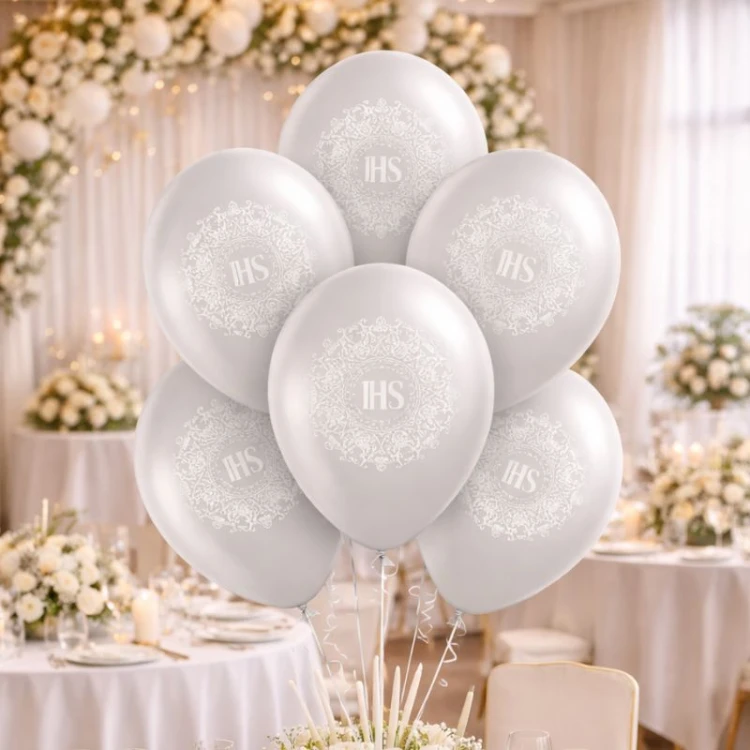 Srebrne balony z motywem koronki i symbolem ihs do dekoracji sali na Komunię.