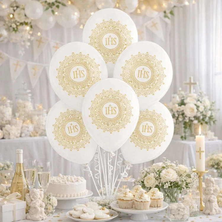 Białe balony ze złotym motywem koronki. Elegancka dekoracja komunijna.