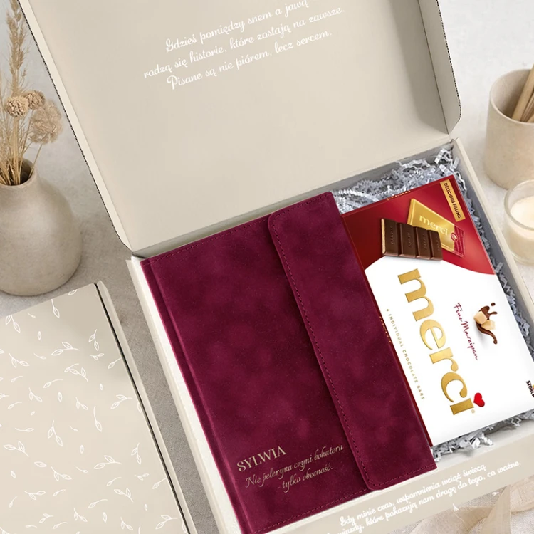 Elegancki giftbox na prezent dla świadkowej. W pudełku znajduje się welurowy zeszyt z grawerem.