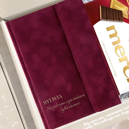 Personalizowany notes welurowy z grawerem na prezent dla świadkowej.