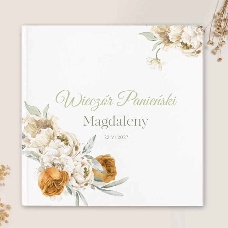 Album na panieński z kwiatową grafiką oraz personalizacją.