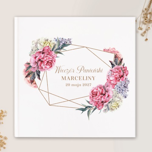 Księga wieczoru panieńskiego z personalizowaną okładką.