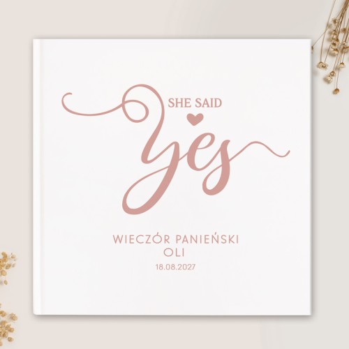 Księga na wieczór panieński z napisem she said yes.
