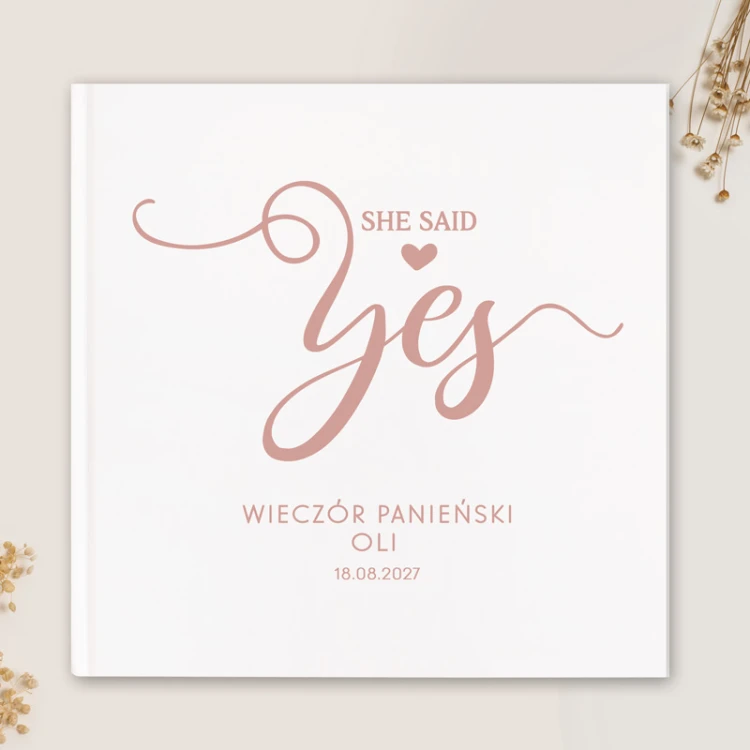 Księga na wieczór panieński z napisem she said yes.