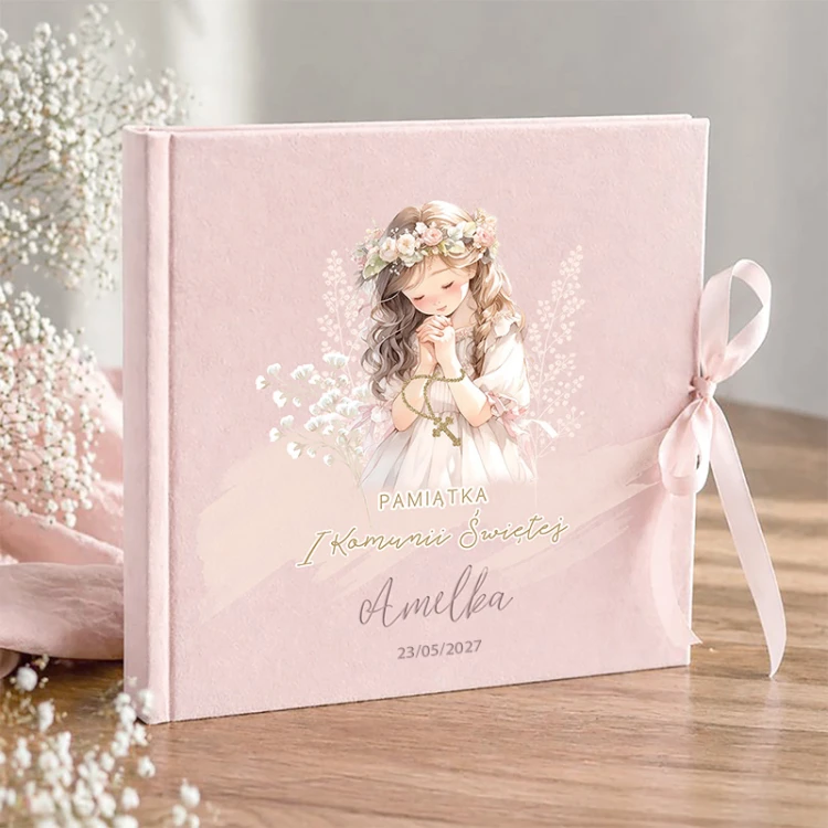 Elegancki album welurowy na Komunię dziewczynki.