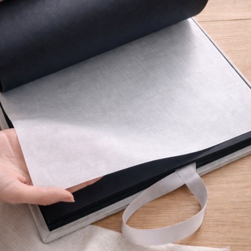 Album z czarnymi kartami w środku z pergaminem.