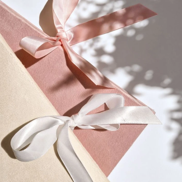 Welurowy album ze wstążkami.