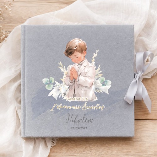 Album ze wstążkami z okładką welurową na Komunię chłopca.