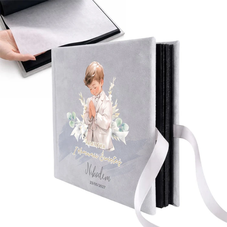 Personalizowany album komunijny z weluru na prezent dla chłopca.