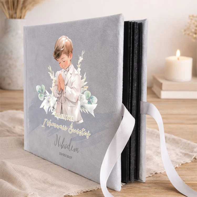 Elegancki album welurowy na Komunię chłopca. Personalizowana okładka.