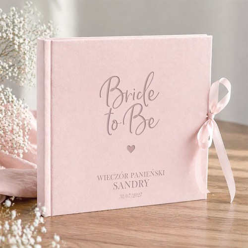 Personalizowany album na wieczór panieński w różowym kolorze z napisem Bride to be.