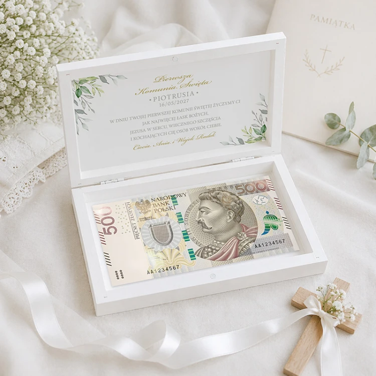 Drewniane personalizowane pudełko na pieniądze na prezent komunijny.