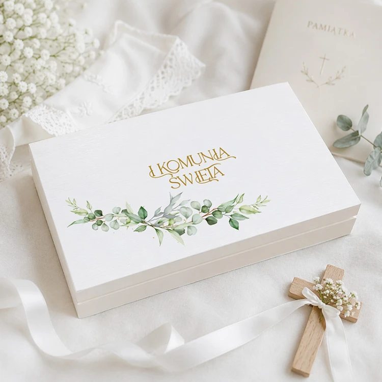 Drewniane pudełko z napisem I Komunia Święta.