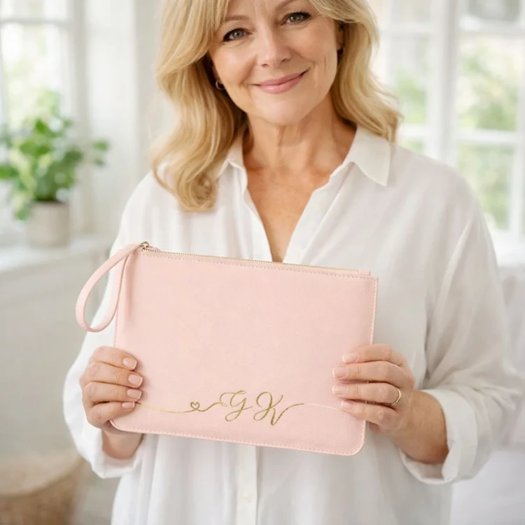 Różowa kopertówka z imieniem na prezent dla kobiety.