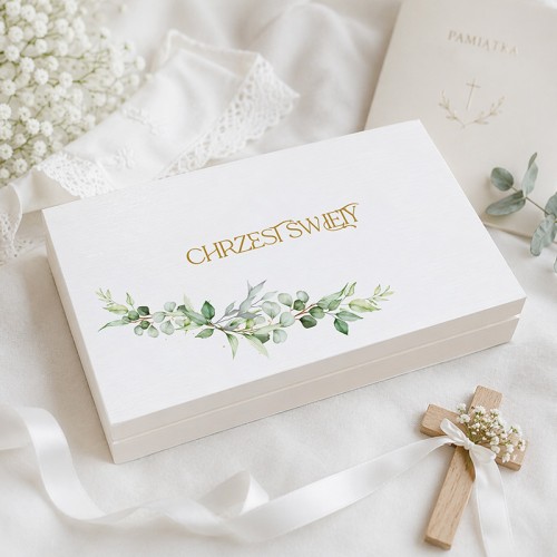 Białe drewniane pudełko na pieniądze na prezent z okazji Chrztu Świętego.