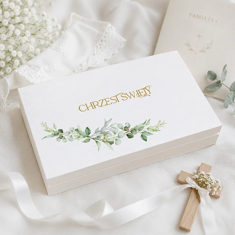 Białe drewniane pudełko na pieniądze na prezent z okazji Chrztu Świętego.