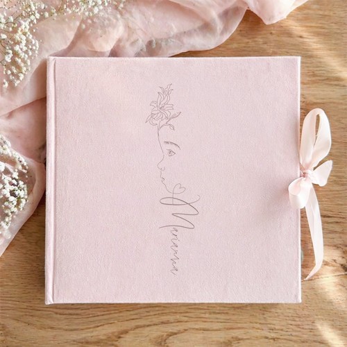 Welurowy album na narodziny dla dziewczynki. Personalizowana okładka.