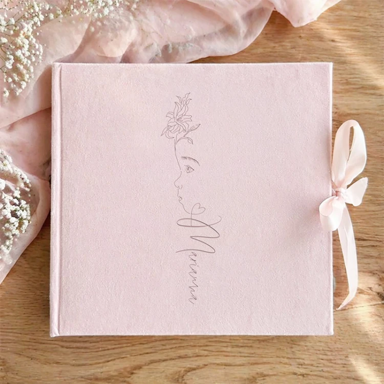 Welurowy album na narodziny dla dziewczynki. Personalizowana okładka.