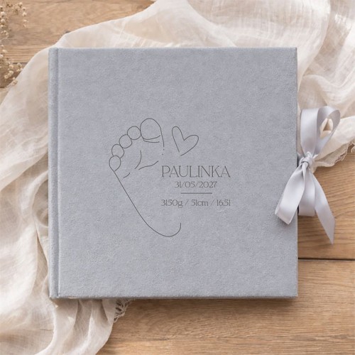 Personalizowany album na narodziny dla dziecka. Okładka z weluru.