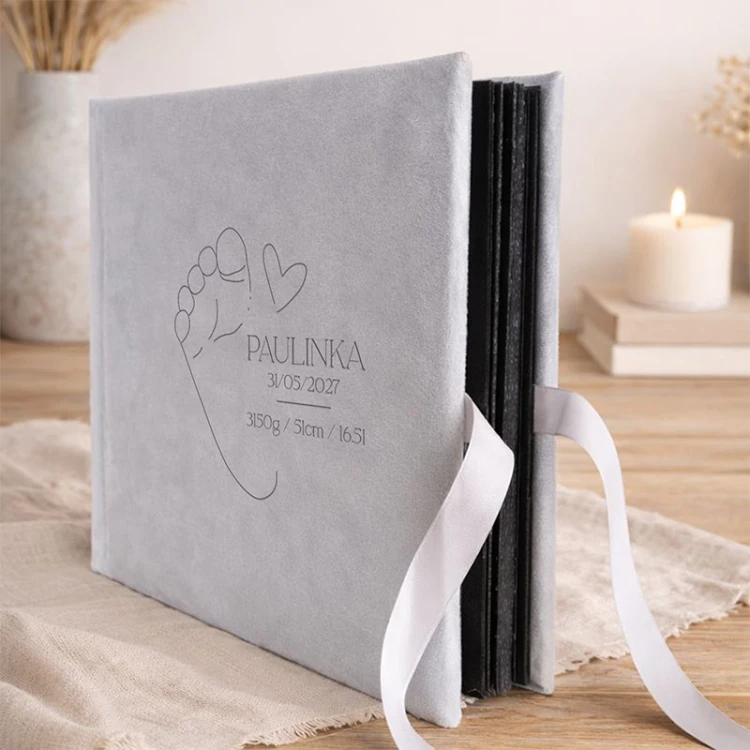 Elegancki prezent narodzinowy. Album welurowy z personalizacją.