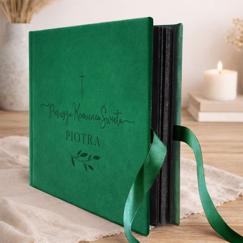 Elegancki welurowy album w kolorze butelkowej zieleni. Personalizowany prezent na Komunię.