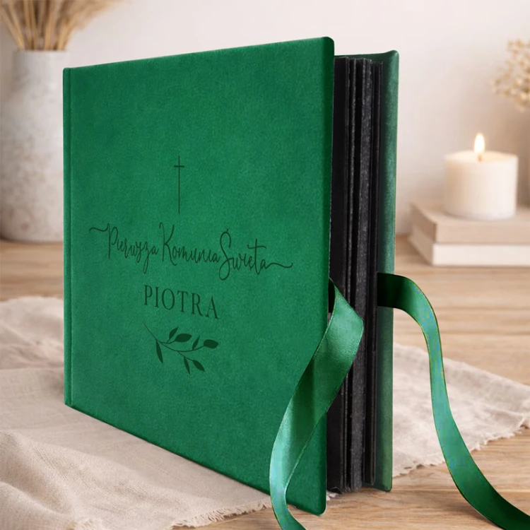 Elegancki welurowy album w kolorze butelkowej zieleni. Personalizowany prezent na Komunię.