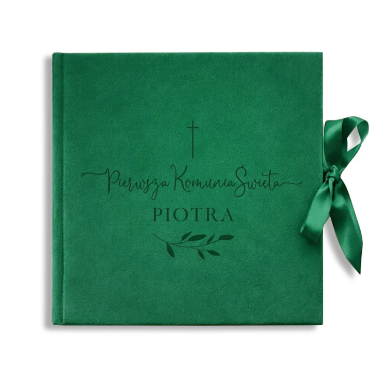 Stylowy album z okładką z miękkiego weluru w kolorze butelkowej zieleni. Personalizowany prezent na Komunię.