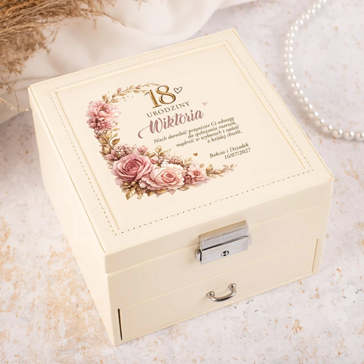 Szkatułka personalizowana na prezent z okazji 18 urodzin dla dziewczyny.