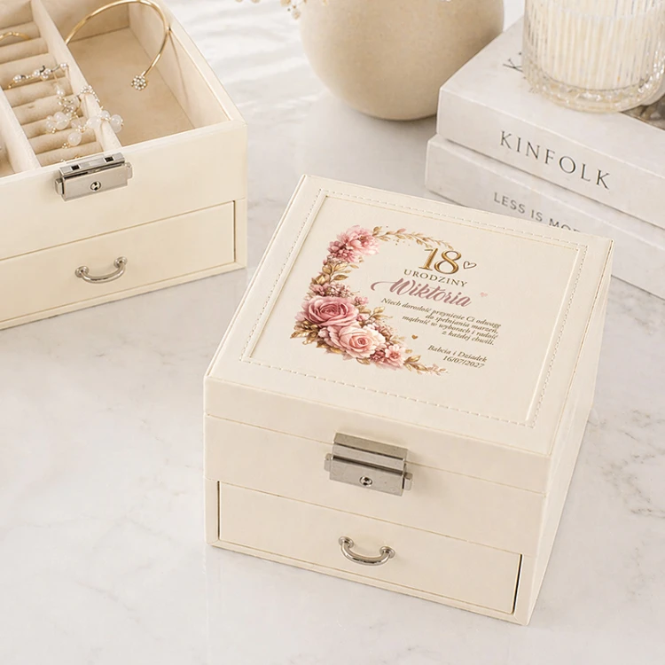 Szkatułka personalizowana na osiemnastkę dla dziewczyny.