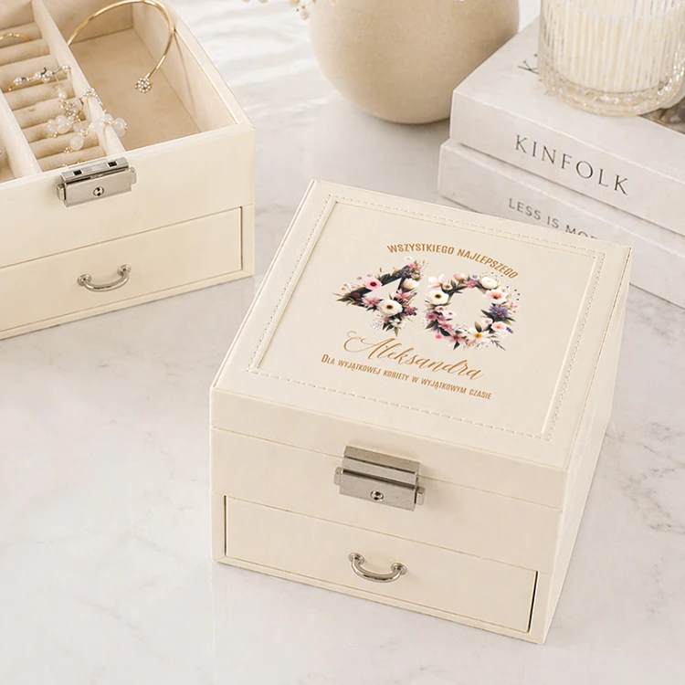 Personalizowany kuferek na biżuterię. Prezent urodzinowy dla kobiety.