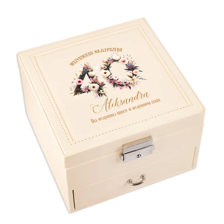 Personalizowany prezent na urodziny dla kobiety w postaci szkatułki na biżuterię.