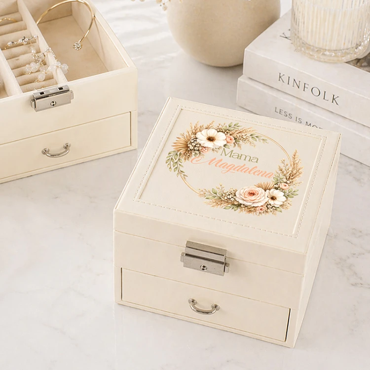 Personalizowana szkatułka na biżuterię dla kobiety. Prezent dla mamy.