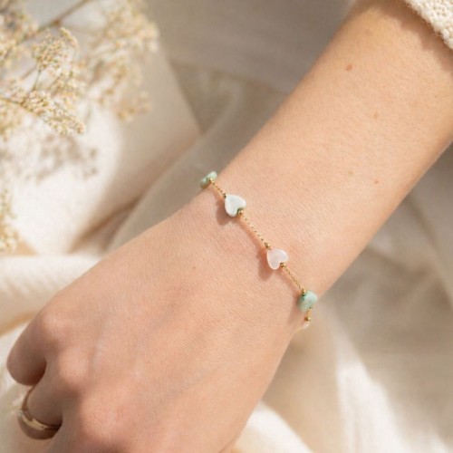 Subtelna bransoletka z motywem serduszek. Prezent dla kobiety.