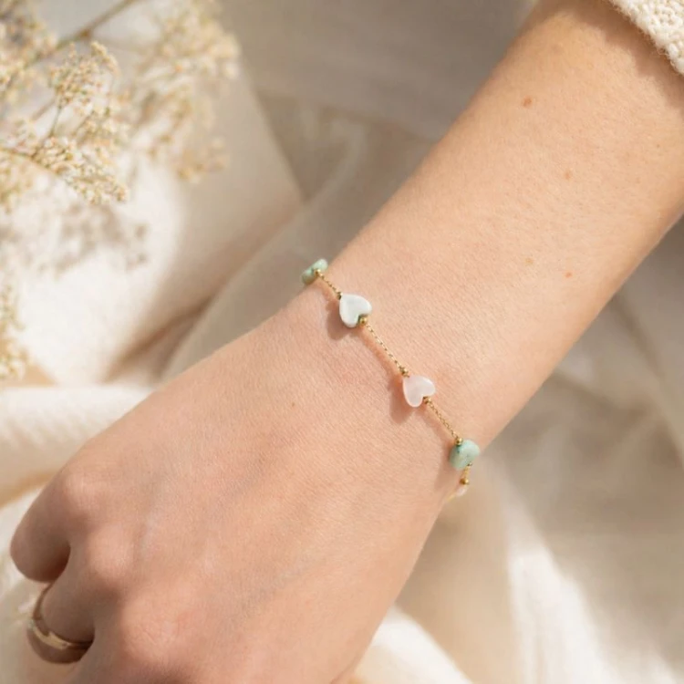 Subtelna bransoletka z motywem serduszek. Prezent dla kobiety.