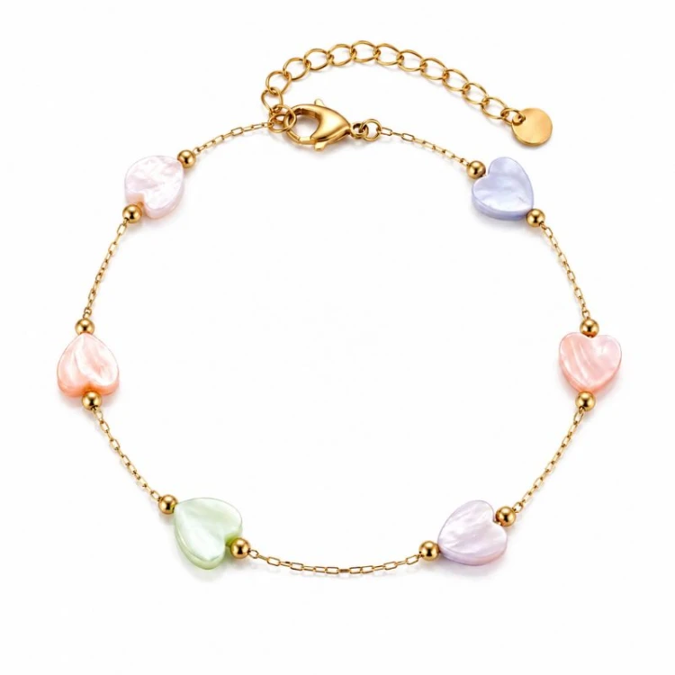 Delikatna bransoletka z kolorowymi serduszkami. Pozłacana biżuteria dla kobiety.