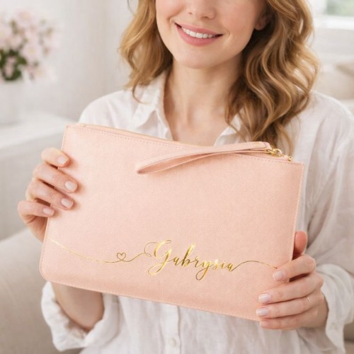 Kosmetyczka kopertówka w pudrowym kolorze ze złotym imieniem jako prezent dla mamy.