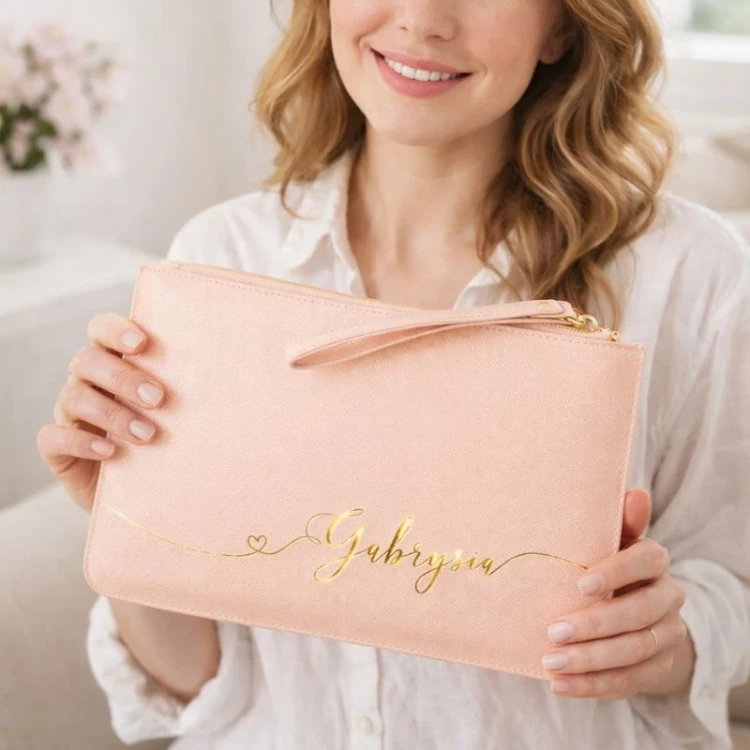 Kosmetyczka kopertówka w pudrowym kolorze ze złotym imieniem jako prezent dla mamy.