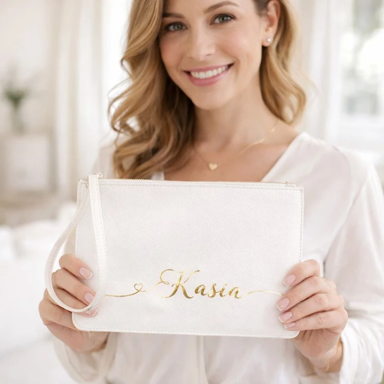 Stylowa kopertówka na kosmetyki dla kobiety z zamkiem błyskawicznym.