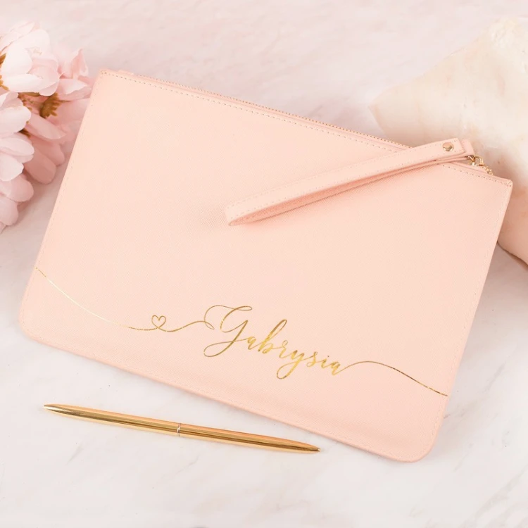 Personalizowana kosmetyczka dla mamy jako praktyczny organizer na drobiazgi.