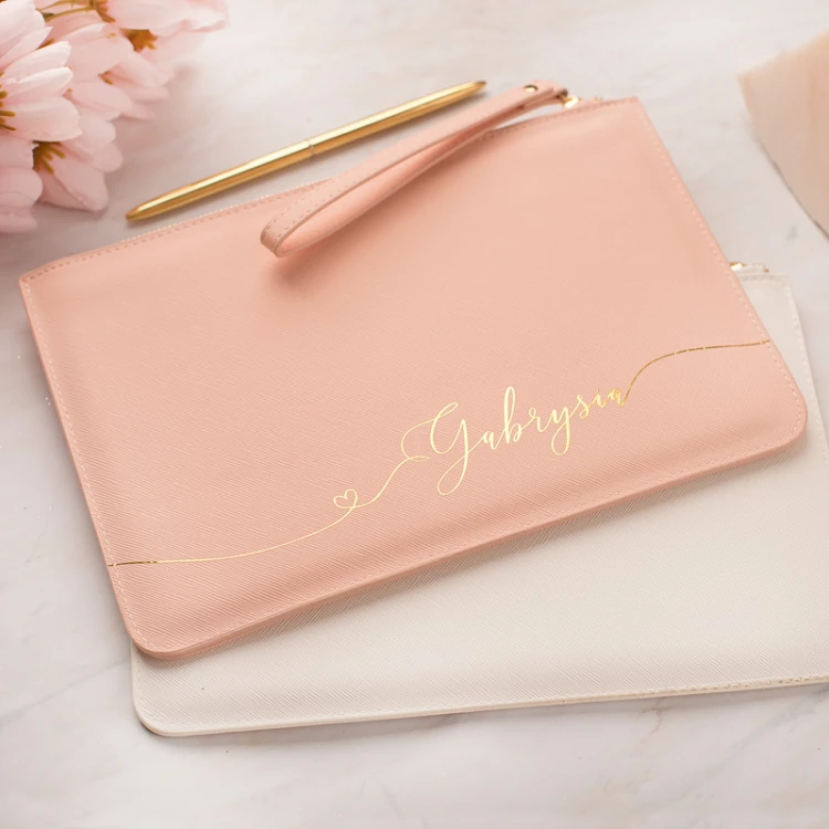 Różowa kosmetyczka z imieniem jako prezent na Dzień Matki.